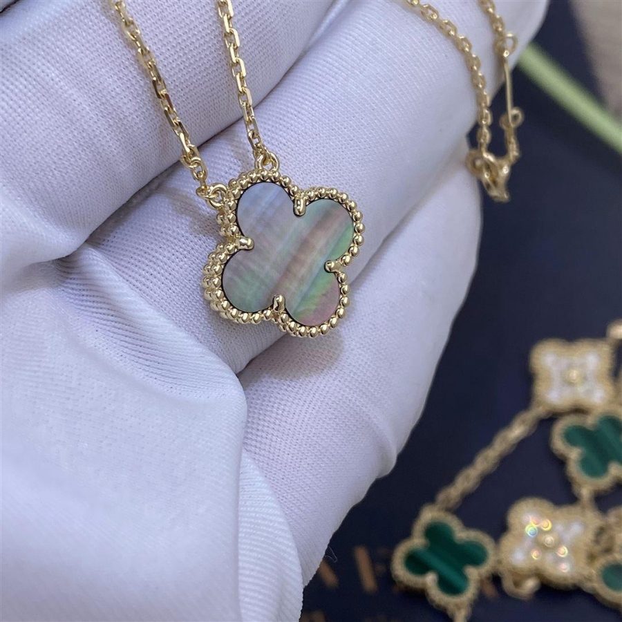 Van Cleef & Arpels Vintage Alhambra pendant Yellow gold, Mother-of-pearl VCARP4KK00