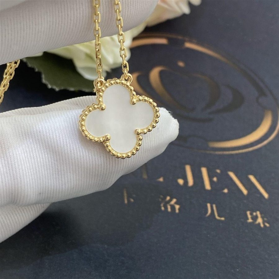 Van Cleef & Arpels Vintage Alhambra pendant Yellow gold, Mother-of-pearl VCARA45900