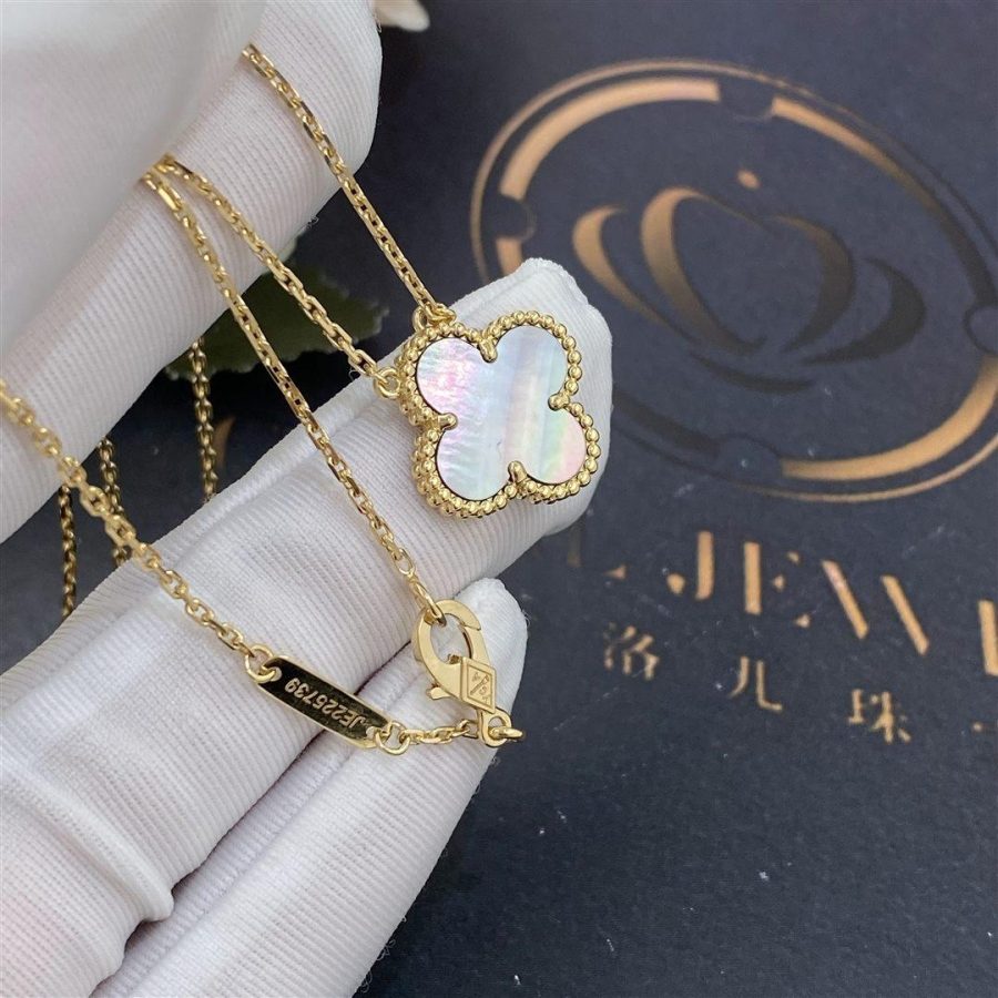Van Cleef & Arpels Vintage Alhambra pendant Yellow gold, Mother-of-pearl VCARP4KK00