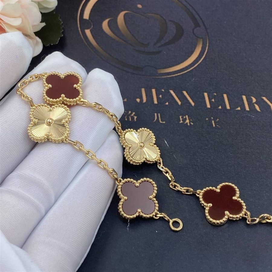 Van Cleef & Arpels Vintage Alhambra bracelet, 5 motifs VCARP7RP00 - Yellow Gold Edition