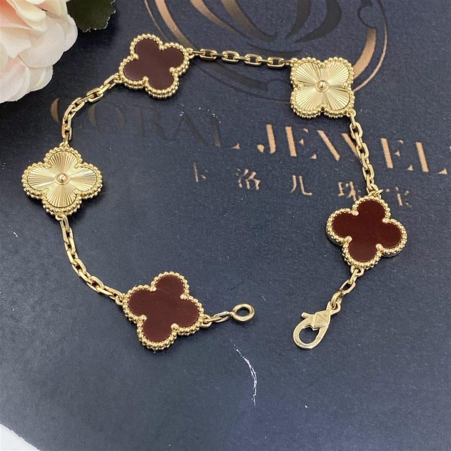 Van Cleef & Arpels Vintage Alhambra bracelet, 5 motifs VCARP7RP00 - Yellow Gold Edition