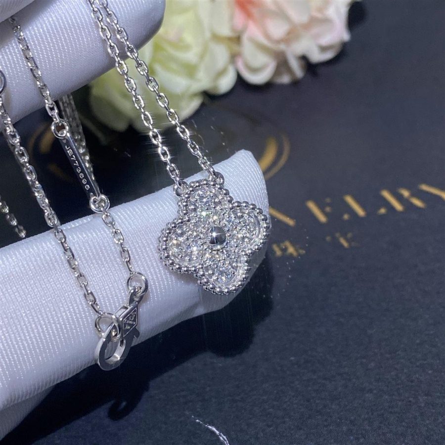 Van Cleef & Arpels Vintage Alhambra pendant White gold, Diamond VCARA46100