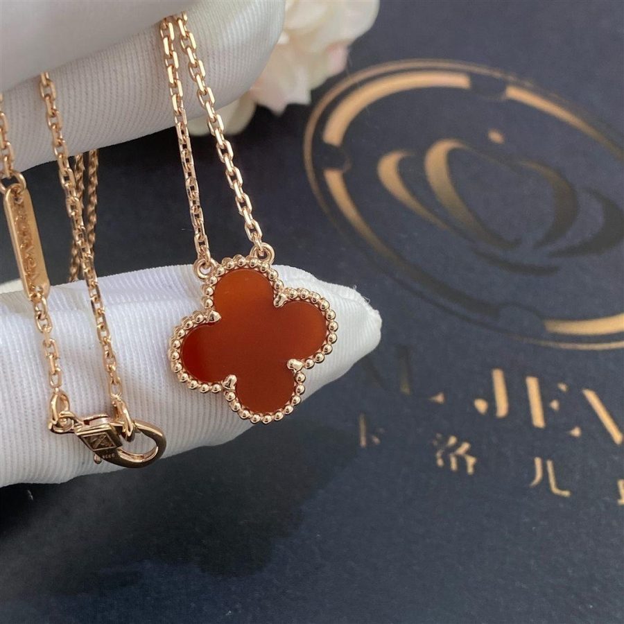 Van Cleef & Arpels Vintage Alhambra pendant Yellow gold, Carnelian VCARD38500
