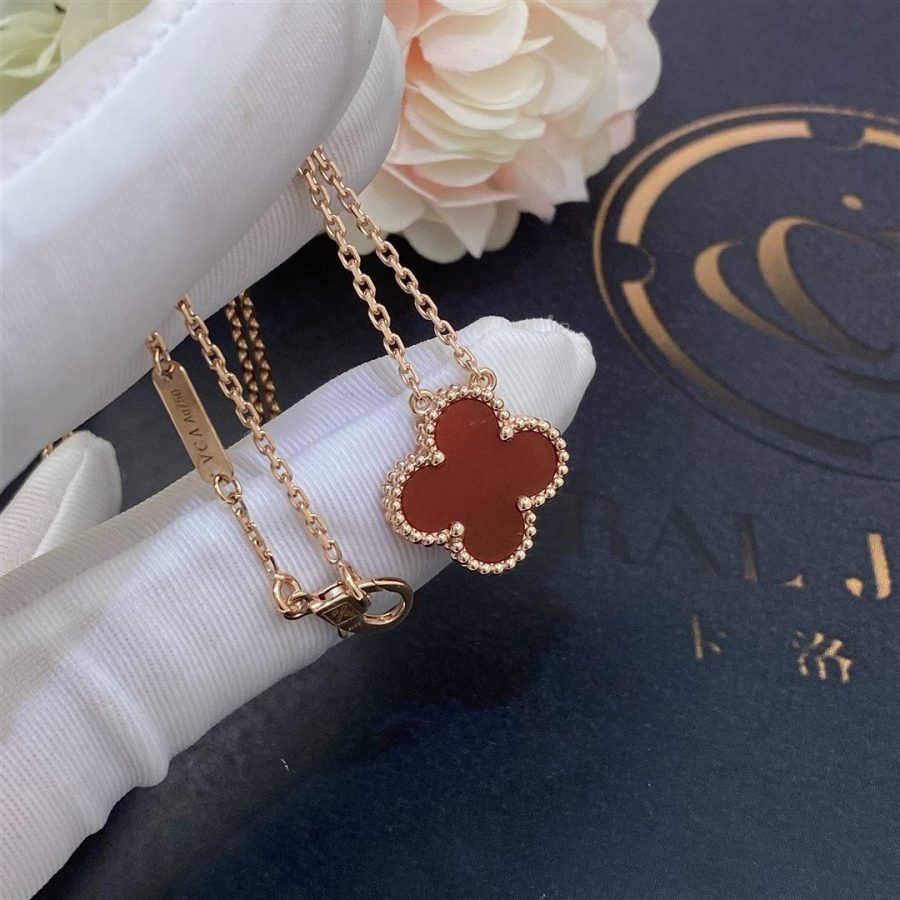 Van Cleef & Arpels Vintage Alhambra pendant Yellow gold, Carnelian VCARD38500