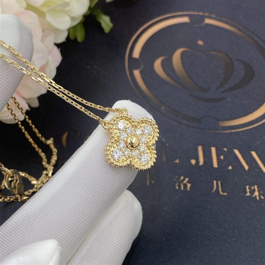 Van Cleef & Arpels Vintage Alhambra pendant Yellow gold, Diamond VCARA45300