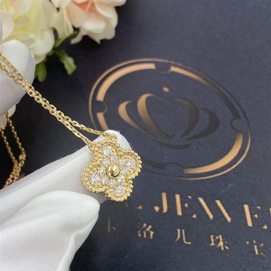 Van Cleef & Arpels Vintage Alhambra pendant Yellow gold, Diamond VCARA45300