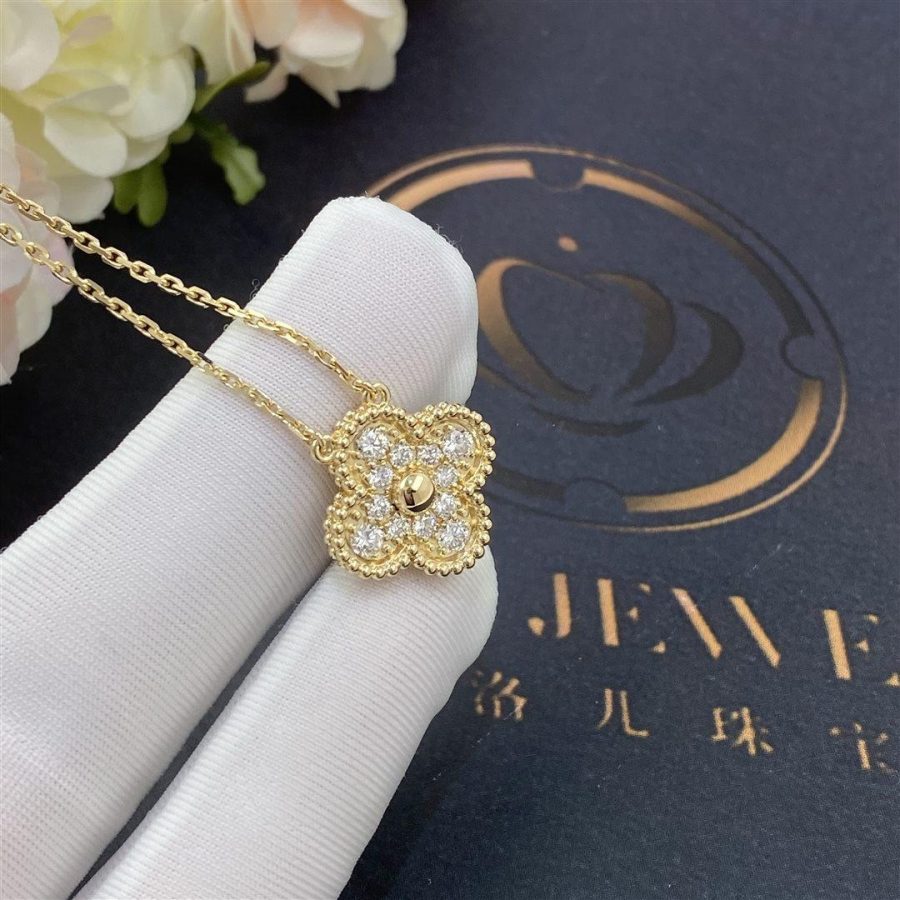 Van Cleef & Arpels Vintage Alhambra pendant Yellow gold, Diamond VCARA45300