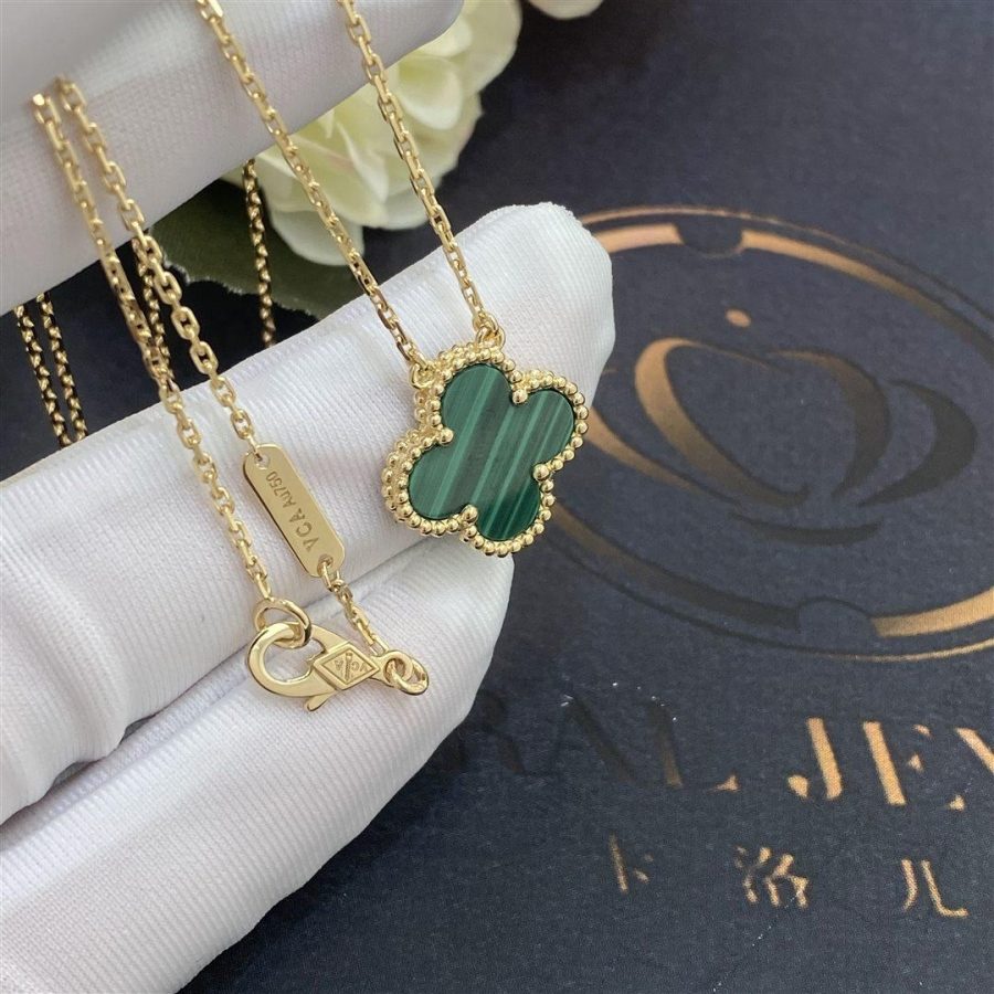 Van Cleef & Arpels Vintage Alhambra pendant Yellow gold, Malachite VCARO9VA00
