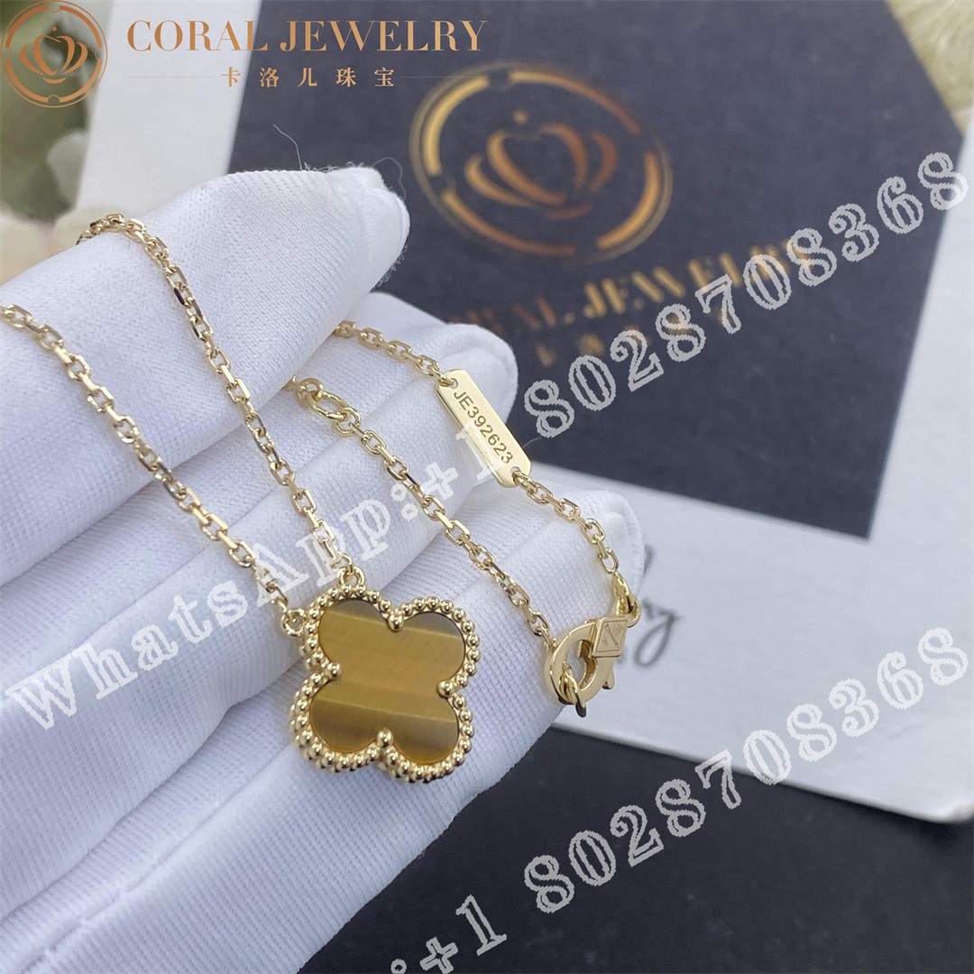 Van Cleef & Arpels Vintage Alhambra pendant Yellow gold, Tiger Eye VCARD38600 - Image 5