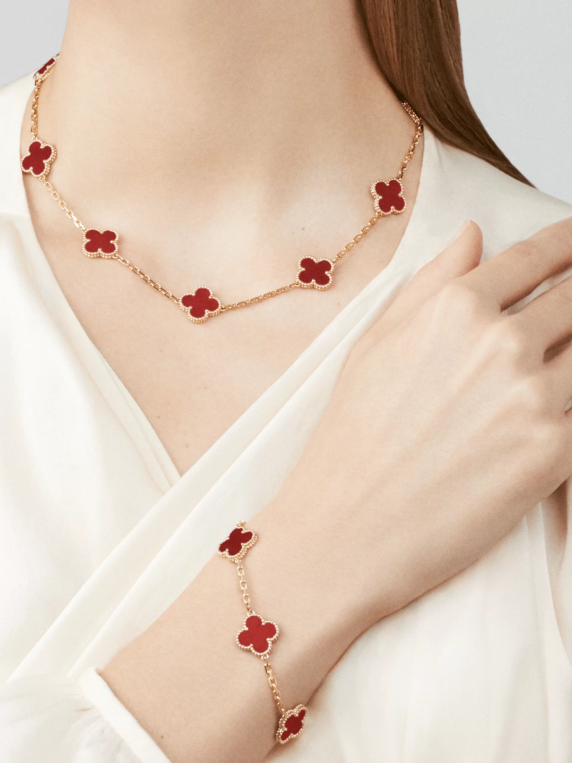 Van Cleef & Arpels VVintage Alhambra bracelet, 5 motifs Yellow gold, Carnelian VCARD35500