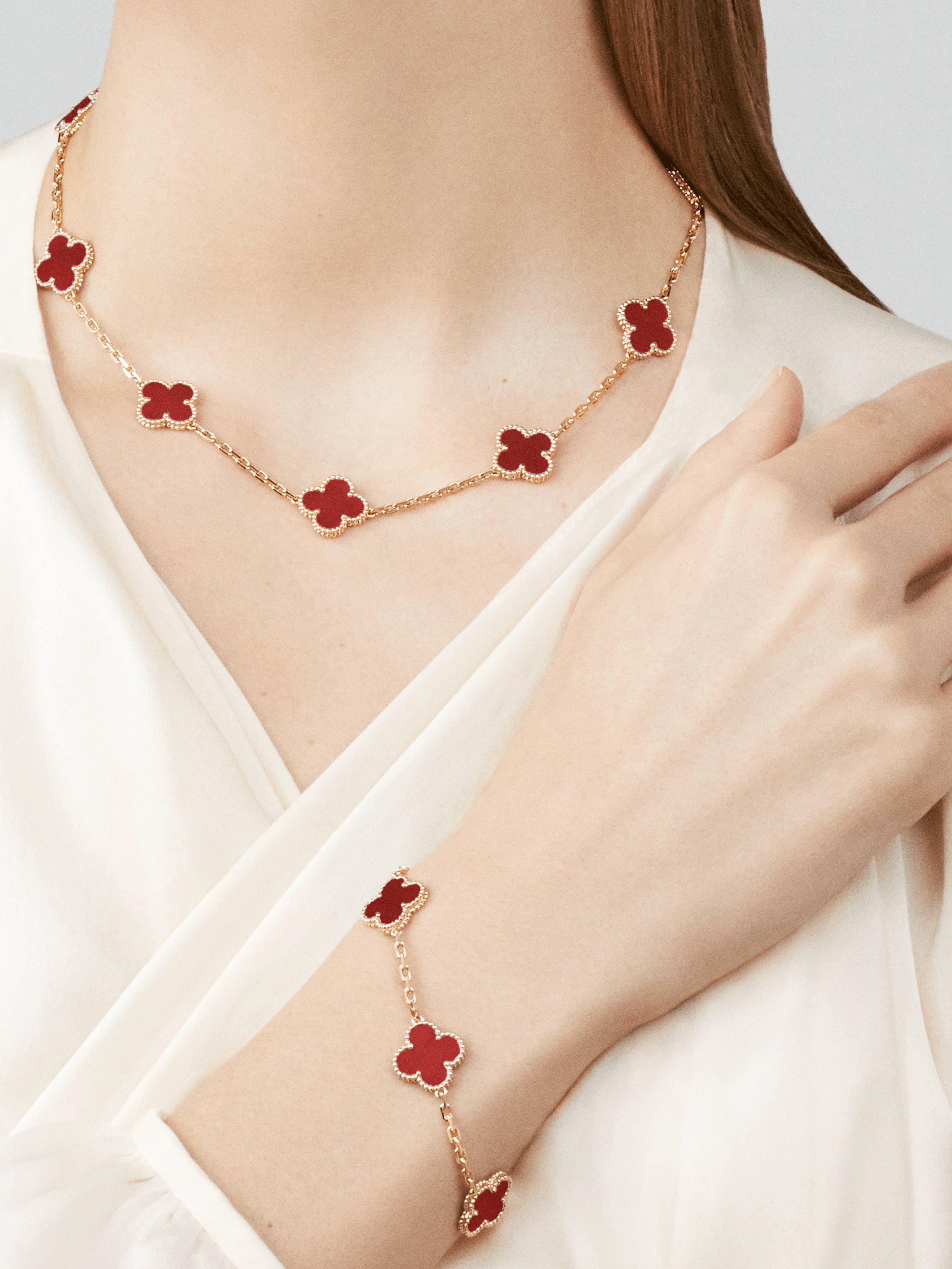 Van Cleef & Arpels VVintage Alhambra bracelet, 5 motifs Yellow gold, Carnelian VCARD35500