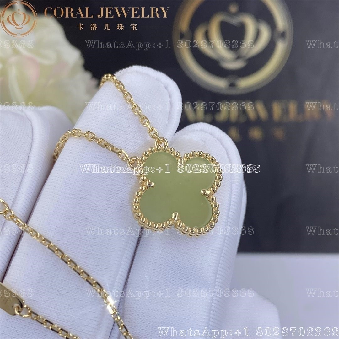 Van Cleef & Arpels Vintage Alhambra pendant Green Jade 18 Karat Yellow Gold Necklace