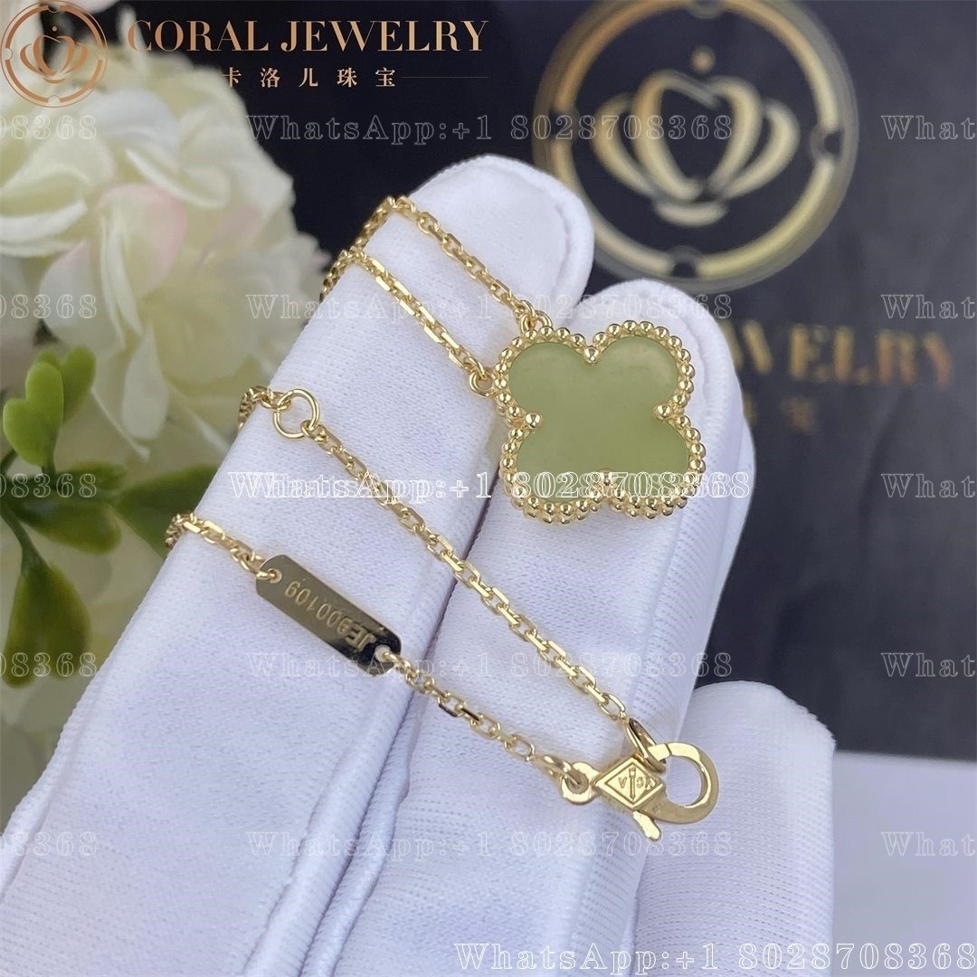 Van Cleef & Arpels Vintage Alhambra pendant Green Jade 18 Karat Yellow Gold Necklace