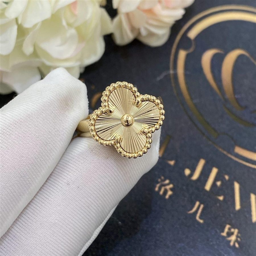 Van Cleef Arpels Vintage Alhambra ring Yellow gold VCARP6I300