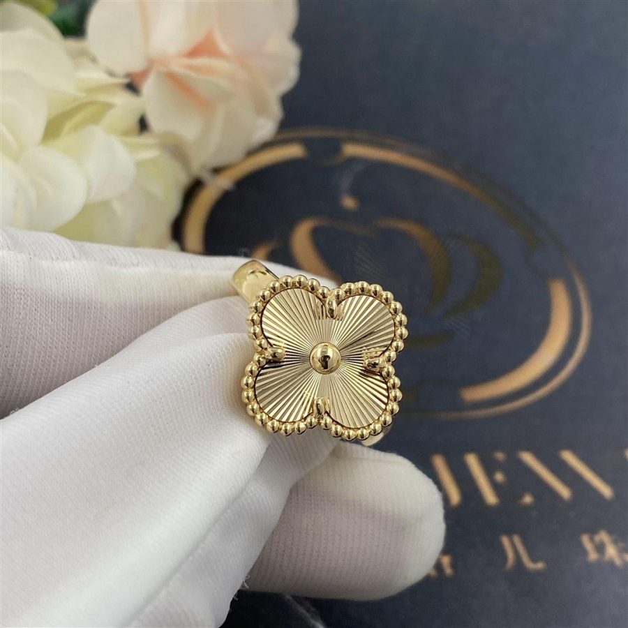 Van Cleef Arpels Vintage Alhambra ring Yellow gold VCARP6I300