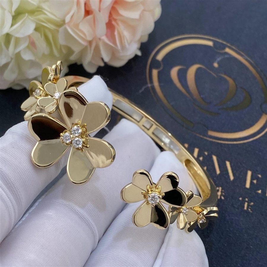 Van Cleef Arpels Frivole bracelet, 7 flowers, Yellow gold, Diamond VCARP6L200