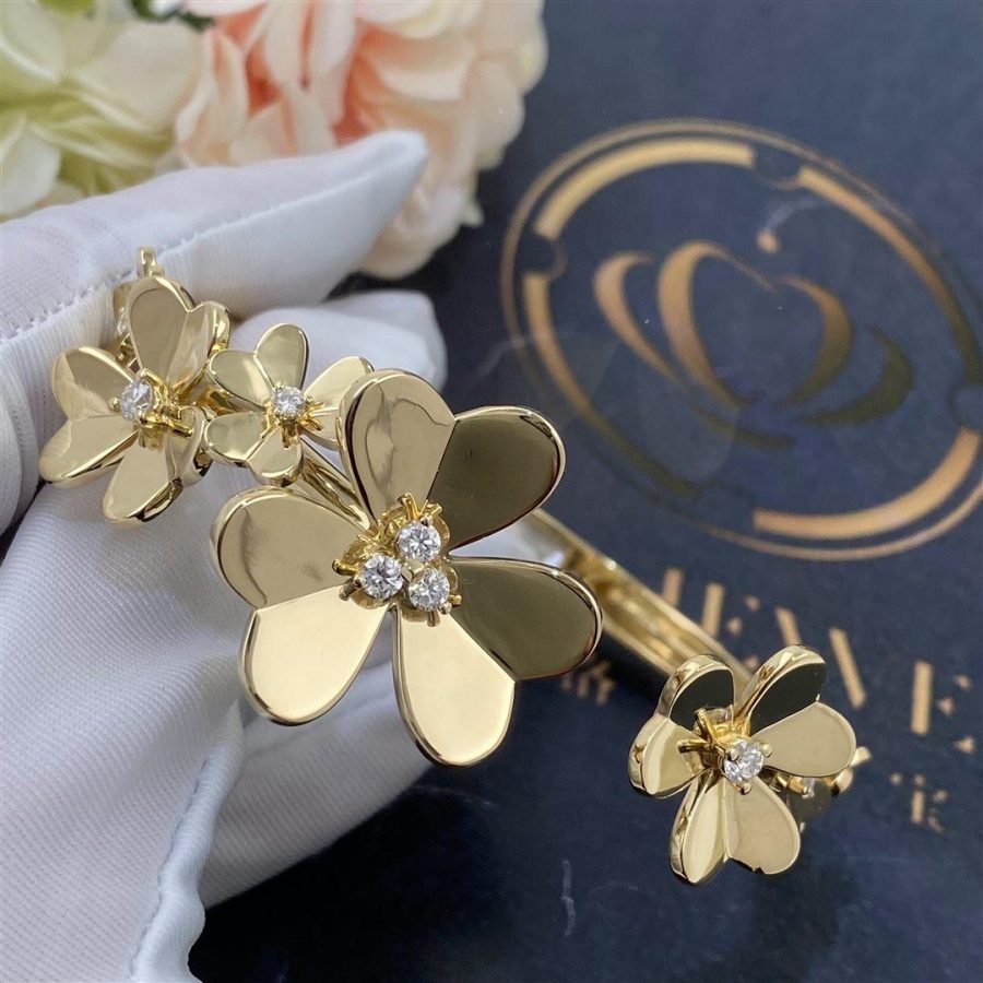 Van Cleef Arpels Frivole bracelet, 7 flowers, Yellow gold, Diamond VCARP6L200