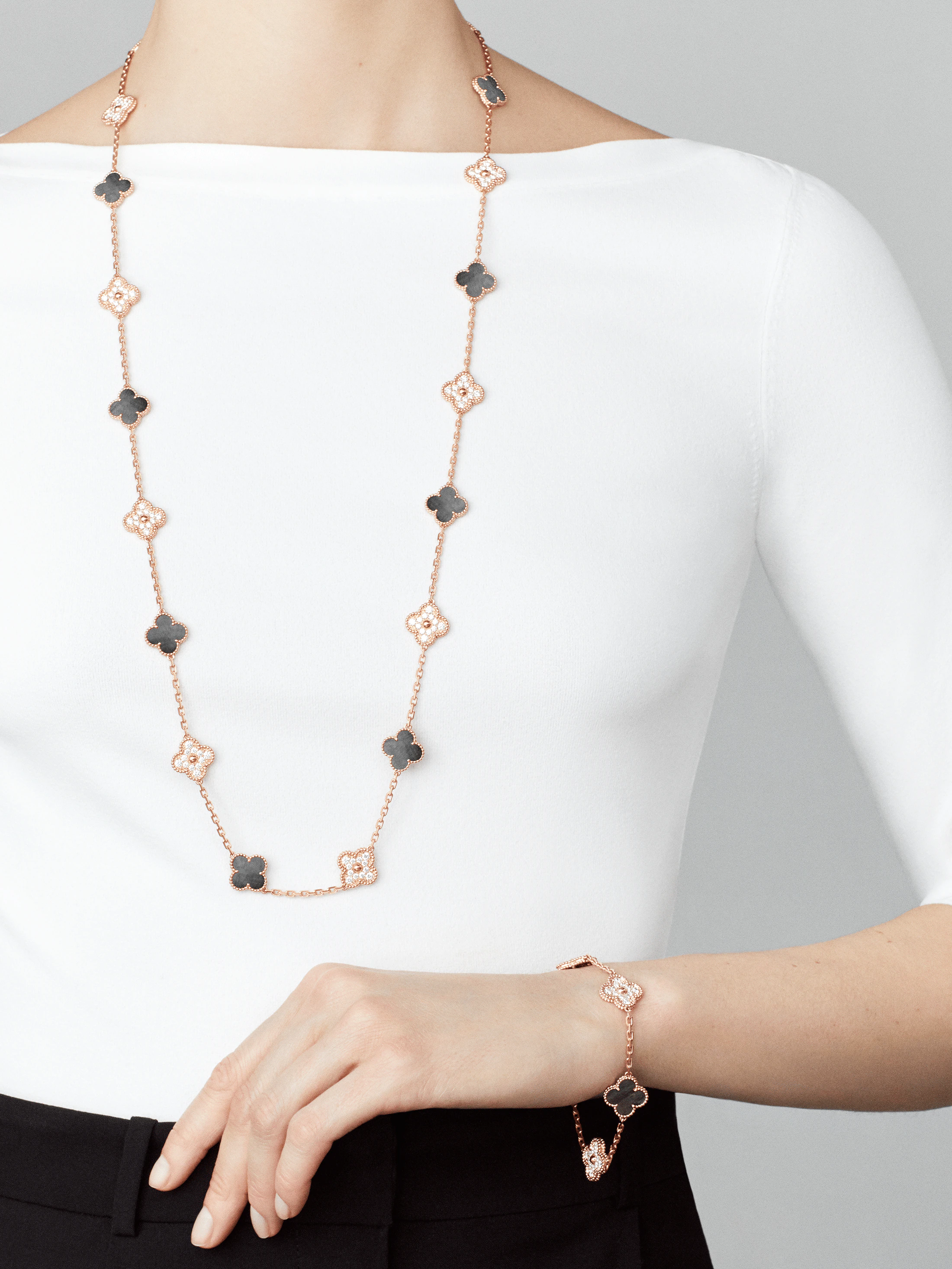 Van Cleef & Arpels Vintage Alhambra long necklace, 20 motifs Rose gold, Diamond, Mother-of-pearl VCARP2R000