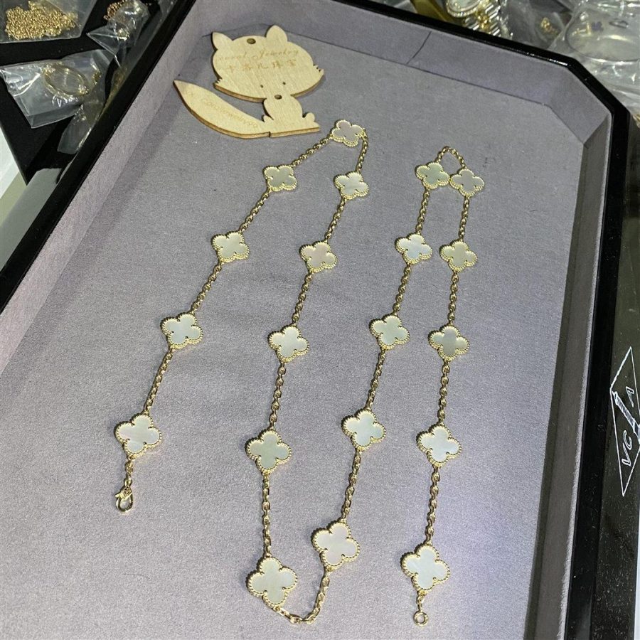 Van Cleef & Arpels Vintage Alhambra long necklace, 20 motifs Yellow gold, Mother-of-pearl VCARA42100