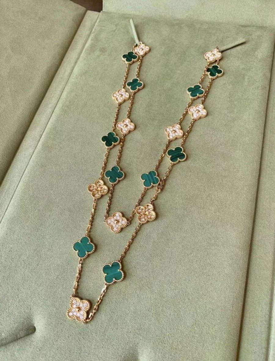 Van Cleef & Arpels Vintage Alhambra long necklace, 20 motifs Yellow gold, Diamond, Malachite VCARO7GP00