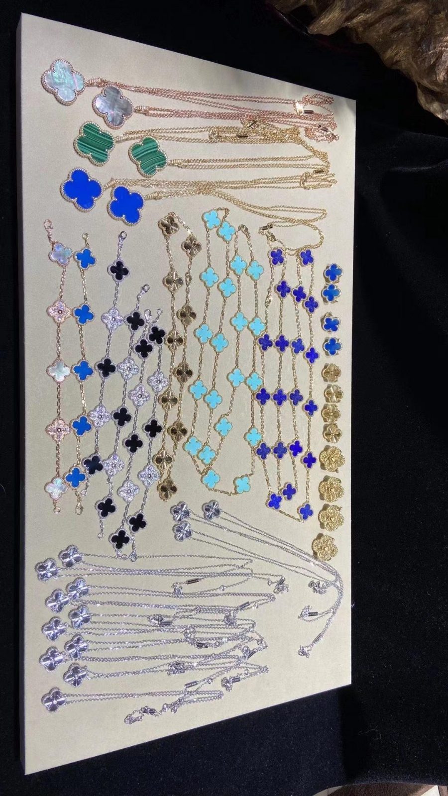 Van Cleef & Arpels Vintage Alhambra long necklace, 20 motifs, yellow gold, Lapis Lazuli