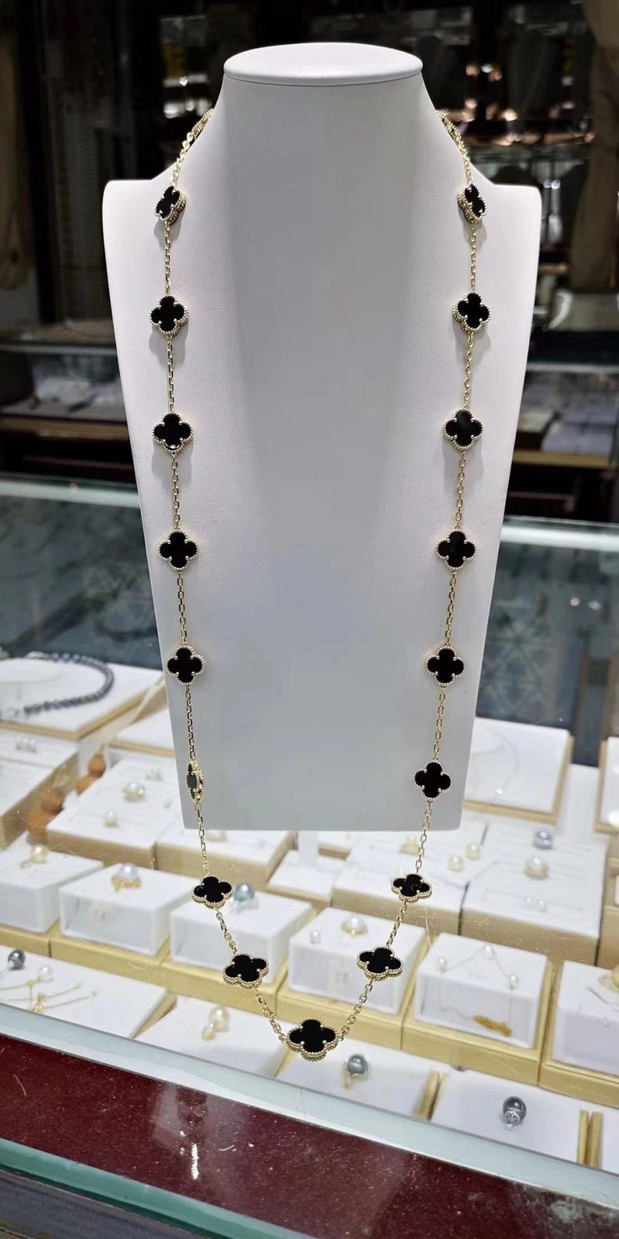 Van Cleef & Arpels Vintage Alhambra long necklace, 20 motifs Yellow gold, Onyx VCARA43100