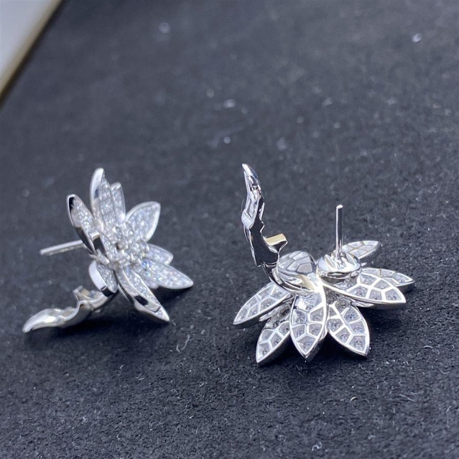 Van Cleef & Arpels Lotus earrings, medium model White gold, Diamond VCARO96C00