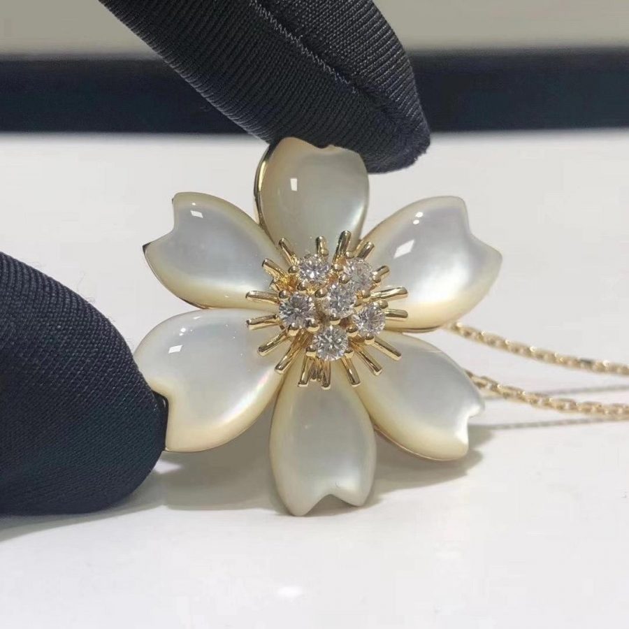 Van Cleef & Arpels Rose de Noël clip, large model Yellow gold, Diamond, Mother-of-pearl VCARA53800