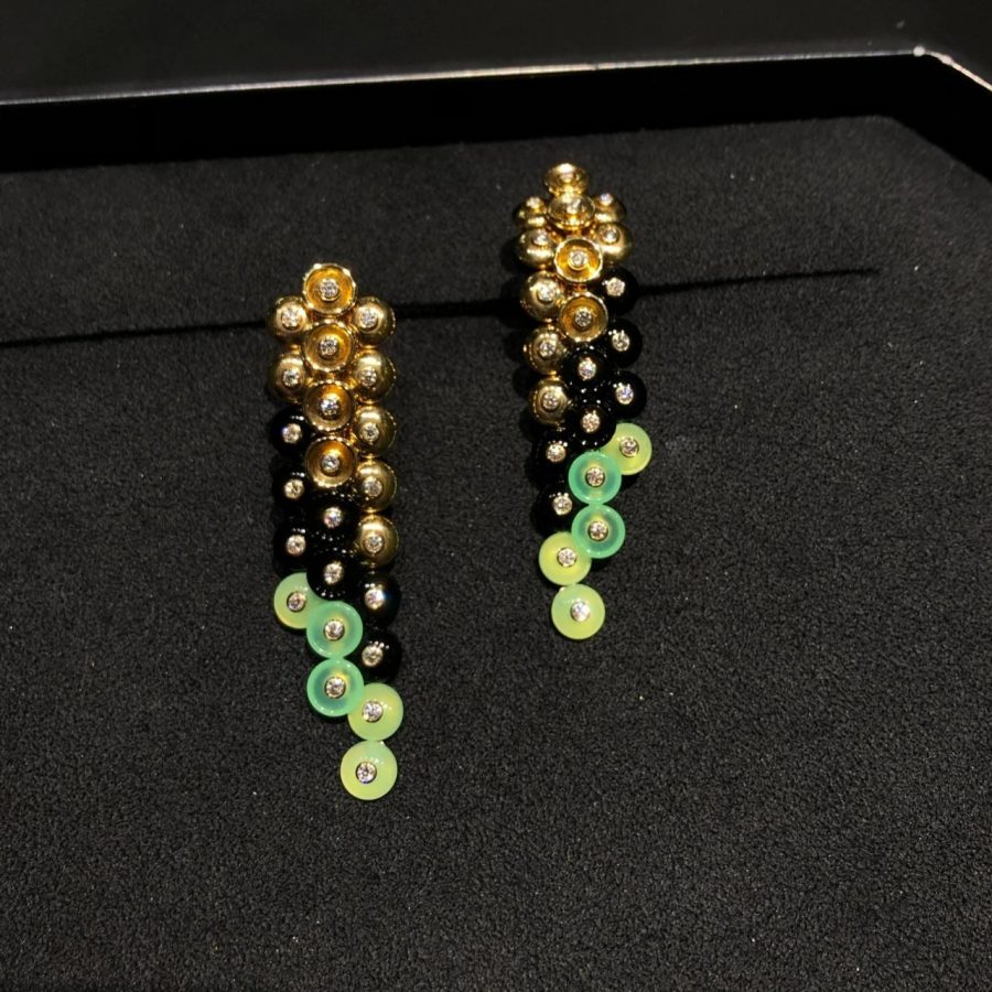 Van Cleef & Arpels Bouton d'or earrings Yellow gold, Chrysoprase, Diamond, Onyx VCARO77200