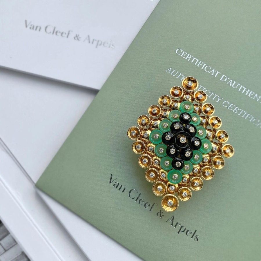 Van Cleef & Arpels Bouton d'or pendant and detachable clip Yellow gold, Chrysoprase, Diamond, Onyx VCARO9MU00