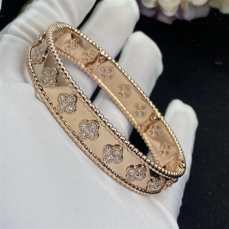 Van Cleef & Arpels Perlée clovers bracelet, Rose gold, Diamond VCARO25N00