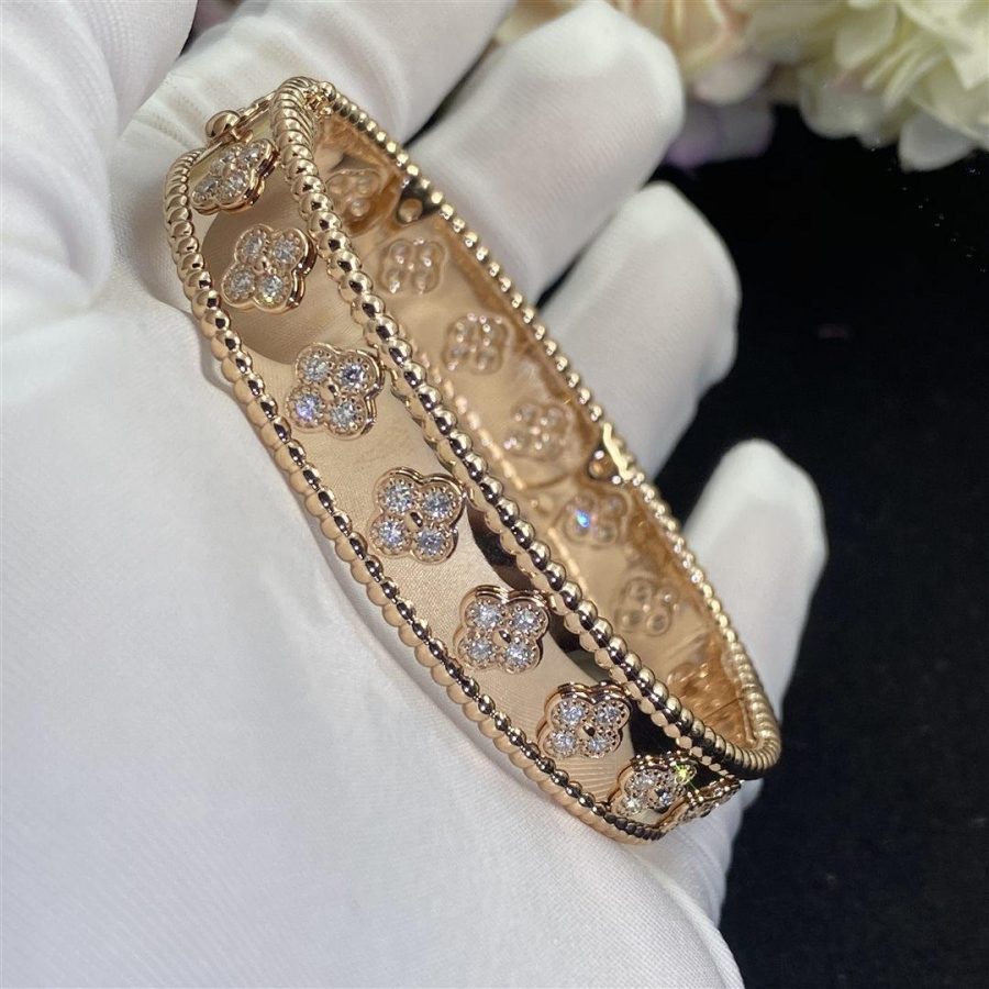 Van Cleef & Arpels Perlée clovers bracelet, Rose gold, Diamond VCARO25N00