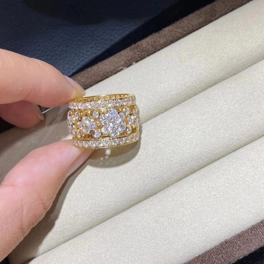 Van Cleef & Arpels Snowflake Diamond ring Yellow gold, VCARO3RV00