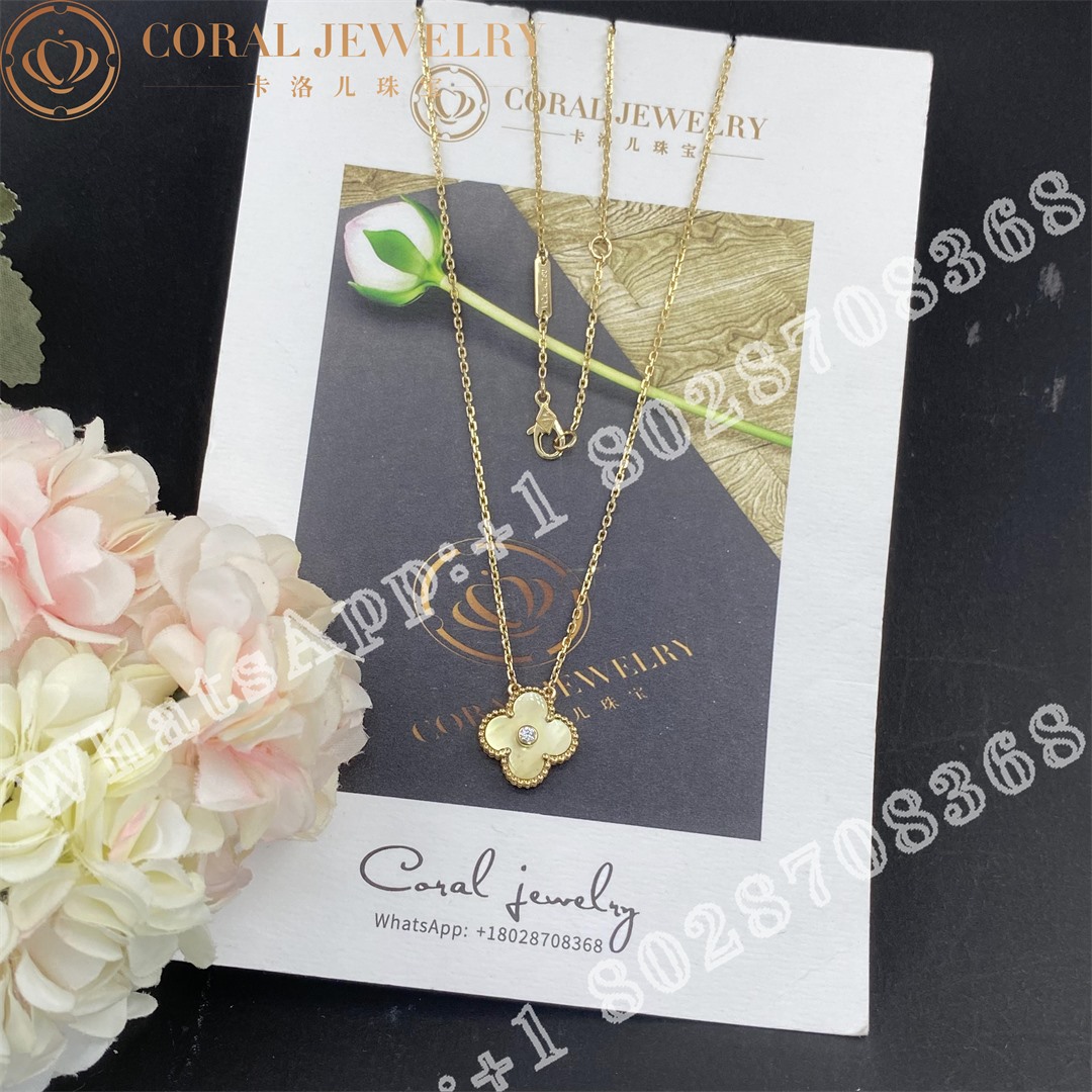 Van Cleef & Arpels Vintage Alhambra 2018 Holiday Necklace Yellow Gold Mother-of-pearl - Image 5