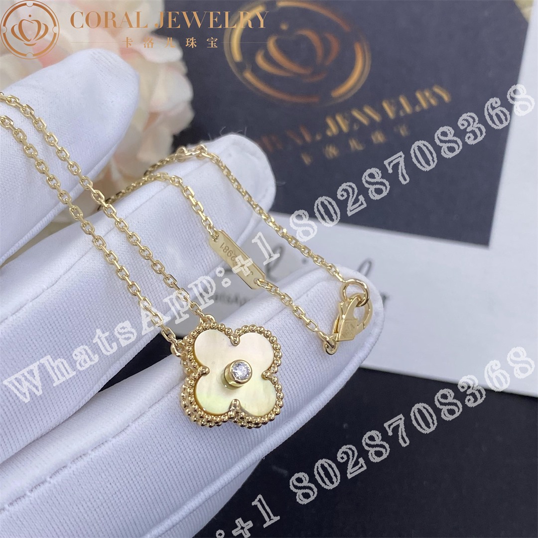 Van Cleef & Arpels Vintage Alhambra 2018 Holiday Necklace Yellow Gold Mother-of-pearl - Image 4