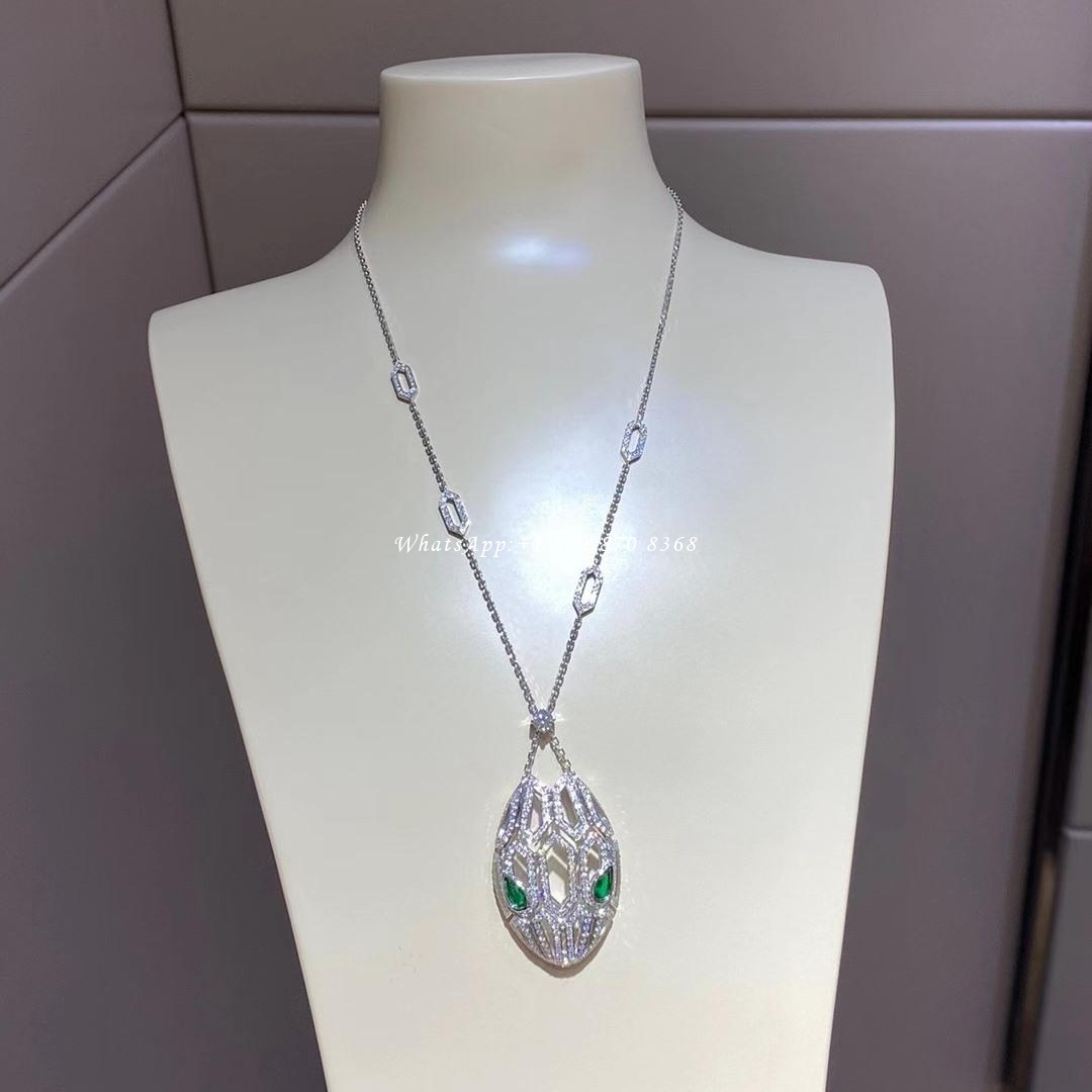 Bulgari Serpenti necklace in 18 kt white gold, set with emerald eyes and pavé diamonds both on the chain and the pendant Ref.: 352752